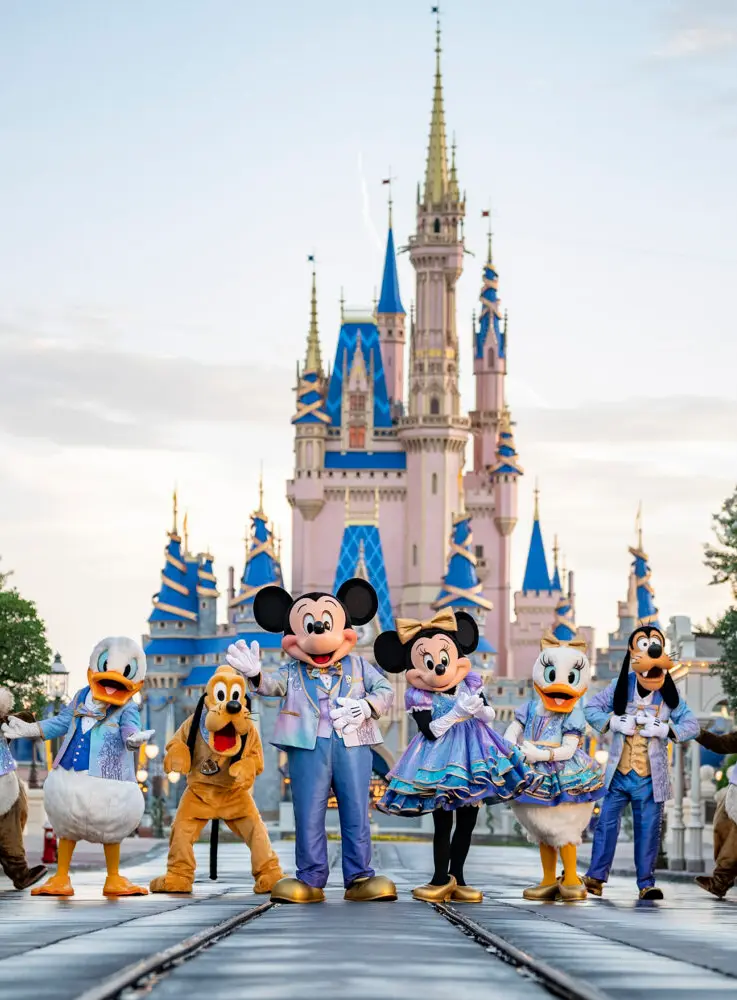 Ingresso 1 Dia Disney com Parques Aquáticos (Park Hopper Plus) Adulto – Acesso a Mais de Um Parque no Dia – Acesso a Experiências Esportivas – Grátis Cupom para Resgate de 1 Chip Internacional de 2.5GB no site do Parceiro da Promoção (Limite 1 por Pedido) – Grátis 1 Capa para os Brinquedos que Molham Muito (Limite 1 por Passageiro) – Mais Informações, Consulte Detalhes do Item – ADULTO (a partir de 10 anos)
